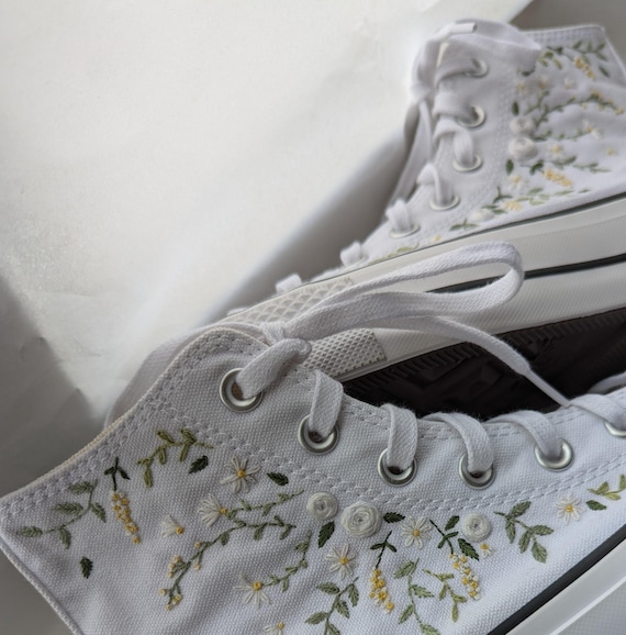 Scarpe da sposa con ricami floreali: scarpe da ginnastica in tela