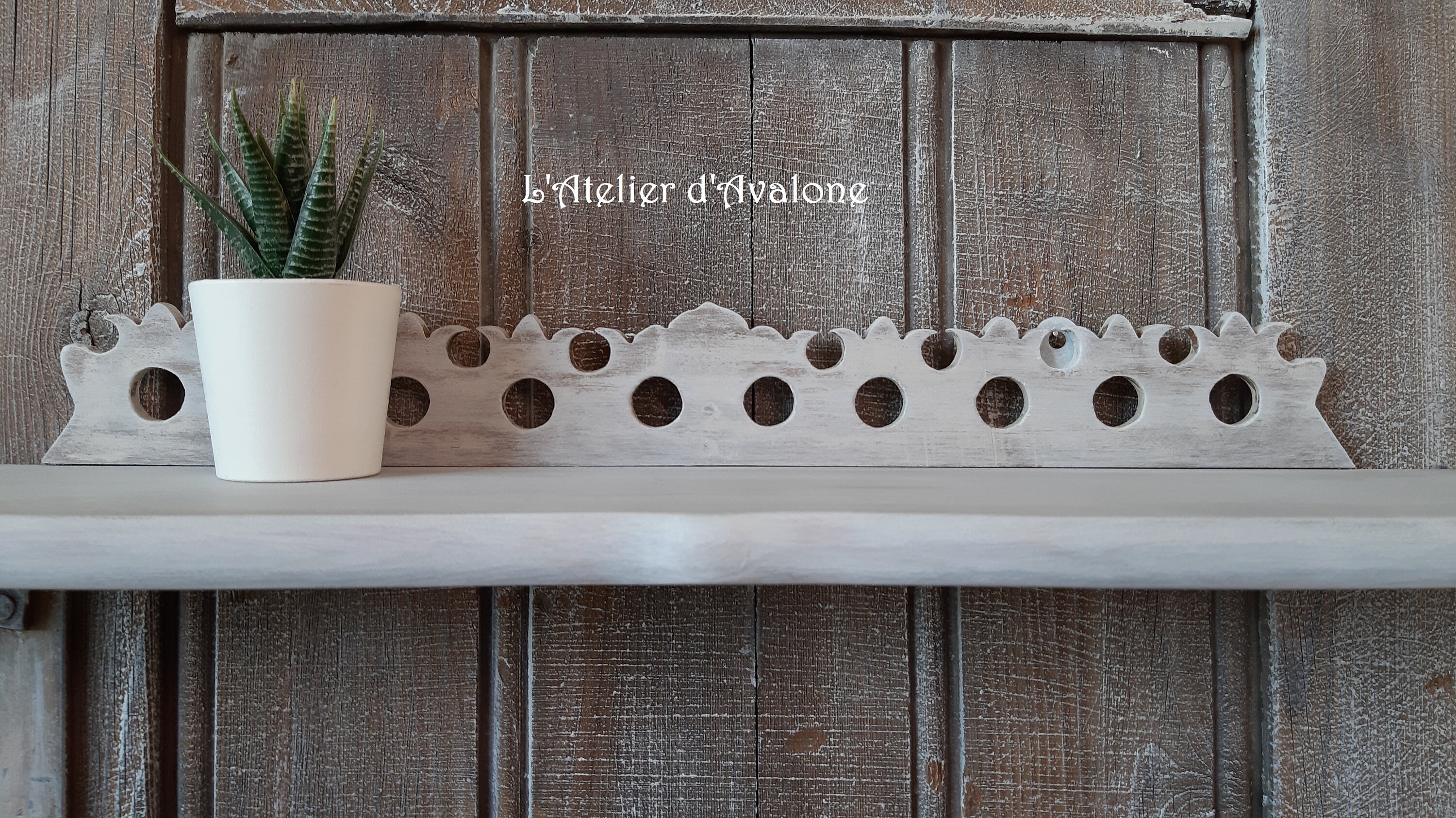 Etagère de Charme en Bois Massif avec Moulures Sculptées Patinée Gris Plume Blanchi