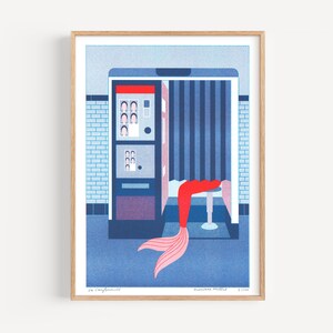 Peut inclure: Une illustration bleue et rouge d'une sirène assise sur un tabouret dans un photomaton. Le photomaton a un mur carrelé bleu et blanc et une machine avec un bouton rouge et une sélection de coiffures. Le texte "La Confidentielle" est dans le coin inférieur gauche et "Suzanne Hellert" est dans le coin inférieur droit.