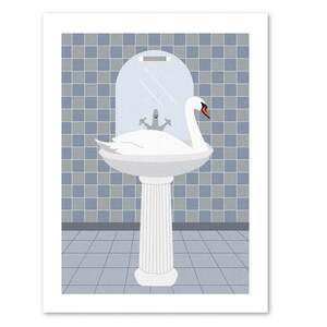 Puede incluir: Un cisne blanco se sienta en un lavabo de pedestal de porcelana blanca con un grifo cromado. El lavabo está en un baño con paredes de azulejos azules y blancos.