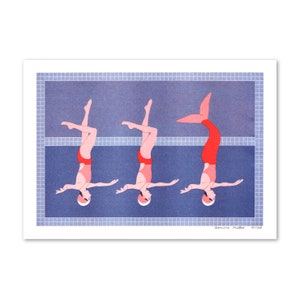 Op de afbeelding: Drie figuren in een zwembad, twee staan op hun kop met hun benen in de lucht, de derde is een zeemeermin met een rode staart. De figuren dragen rode badpakken en bevinden zich in een blauw betegeld zwembad.