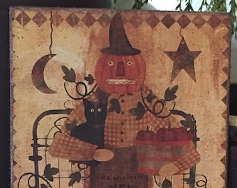 Puede incluir: Una ilustración de estilo vintage de una figura con cabeza de calabaza que sostiene un gato negro y una cesta de manzanas rojas. La figura lleva una camisa a cuadros, un delantal marrón con el texto "Jack Be Little Pumpkin Seeds", y un sombrero negro. La figura está de pie frente a una puerta de metal negro con enredaderas y tomates rojos que crecen en ella. Una luna creciente y una estrella están en el fondo.