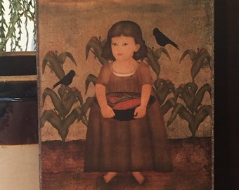 Puede incluir: Una pintura de una niña pequeña sosteniendo un tazón de maíz en un campo de mazorcas de maíz. Dos pájaros negros están posados en los tallos. La pintura tiene un aspecto rústico y vintage.