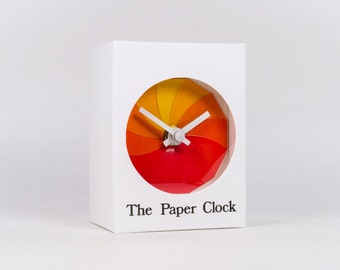 Orologio in carta bianca articolo da regalo dal design moderno con movimento al quarzo accurato e faccia di colore rosso / arancione.