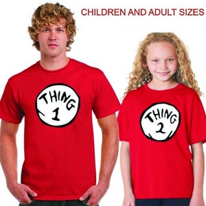 Ding 1 und 2 Größe MEDIUM Erwachsene bekommen es rechtzeitig zum Welttag des Buches Kostüm verschiedene Kinder und Erwachsene zwei rote T-Shirts