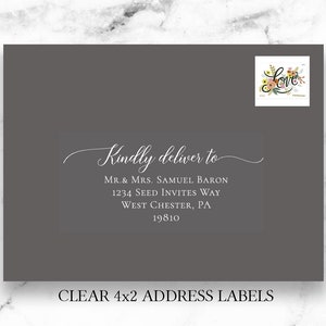 Pode incluir: Um envelope cinza com um r&oacute;tulo de endere&ccedil;o branco. O r&oacute;tulo diz "Kindly deliver to Mr. & Mrs. Samuel Baron 1234 Seed Invites Way West Chester, PA 19810". O envelope tamb&eacute;m tem um selo com um design floral e a palavra "Love". O texto na parte inferior do envelope diz "CLEAR 4x2 ADDRESS LABELS".