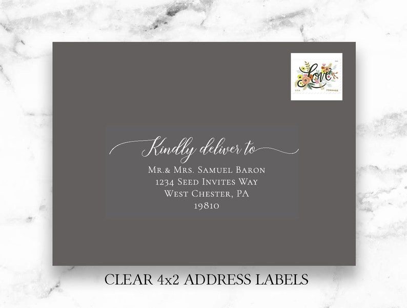 Pode incluir: Um envelope cinza com um r&oacute;tulo de endere&ccedil;o branco. O r&oacute;tulo diz "Kindly deliver to Mr. & Mrs. Samuel Baron 1234 Seed Invites Way West Chester, PA 19810". O envelope tamb&eacute;m tem um selo com um design floral e a palavra "Love". O texto na parte inferior do envelope diz "CLEAR 4x2 ADDRESS LABELS".