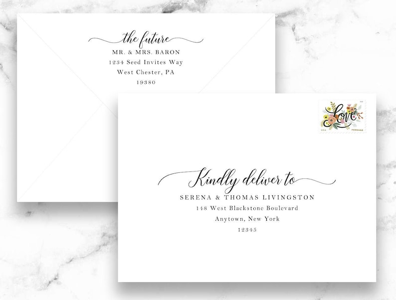 Peut inclure: Une enveloppe blanche avec du texte en calligraphie noire. Le texte indique "the future" suivi du nom et de l'adresse de l'exp&eacute;diteur, "MR. & MRS. BARON, 1234 Seed Invites Way, West Chester, PA 19380". Le texte "Kindly deliver to" est suivi du nom et de l'adresse du destinataire, "SERENA & THOMAS LIVINGSTON, 148 West Blackstone Boulevard, Anytown, New York 12345".