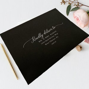 Pode incluir: Envelope preto com caligrafia branca que diz "Kindly deliver to MR. & MRS. BARON 1254 Seed Invites Way West Chester, Pa 19810"