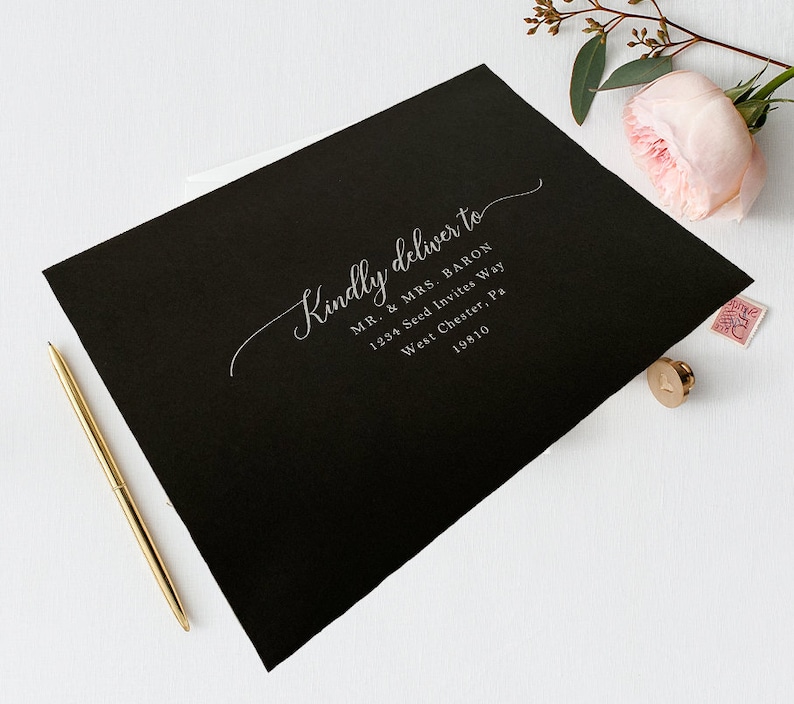 Pode incluir: Envelope preto com caligrafia branca que diz "Kindly deliver to MR. & MRS. BARON 1254 Seed Invites Way West Chester, Pa 19810"