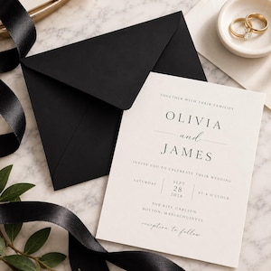 Pu&ograve; includere: Un invito di nozze color crema con testo nero in carattere serif che recita Olivia and James, abbinato a una busta nera opaca. L'invito riporta la data del 28 settembre 2028 presso il Ritz-Carlton di Boston, Massachusetts.