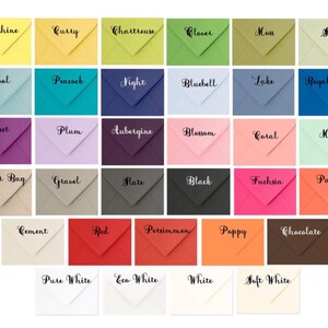 Pode incluir: Uma cole&ccedil;&atilde;o de 36 pequenos envelopes em v&aacute;rias cores, cada um com um nome de cor diferente escrito em caligrafia preta. As cores incluem sol, caril, chartreuse, trevo, musgo, s&aacute;lvia, piscina, pav&atilde;o, noite, sininho, lago, azul real, beterraba, ameixa, berinjela, flor, coral, hortel&atilde;, saco de papel, cascalho, cimento, vermelho, fosco, preto, caqui, papoula, f&uacute;csia, mam&atilde;o, chocolate, branco puro, branco ecol&oacute;gico, branco e branco suave.