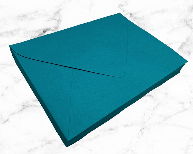 Peut inclure: Une enveloppe bleu turquoise, pli&eacute;e et pr&ecirc;te &agrave; &ecirc;tre scell&eacute;e.