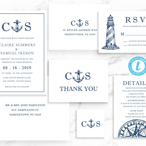 Peut inclure: Une suite d'invitations de mariage sur le thème nautique avec des couleurs bleues et blanches. L'invitation présente une ancre et les initiales "CIS" dans une police de caractères bleu marine. La carte RSVP présente une illustration de phare. La carte des détails présente une illustration de boussole.