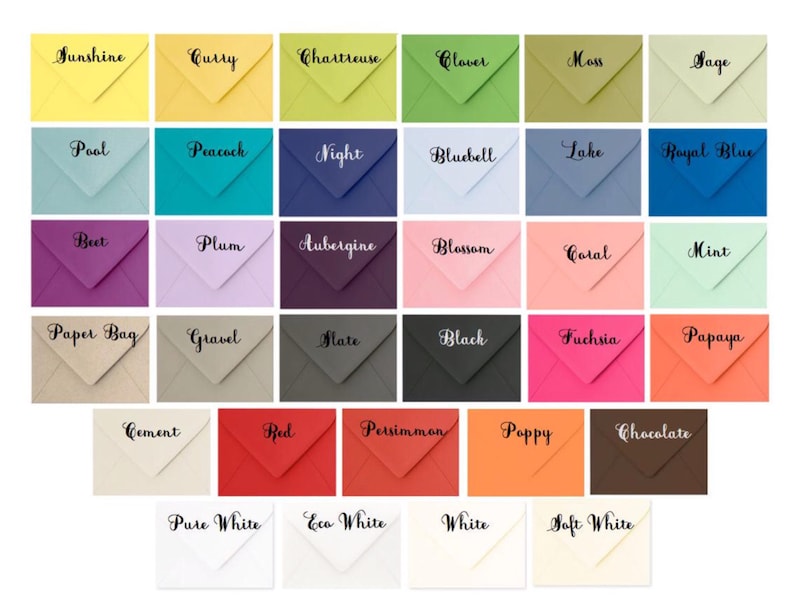 Peut inclure: Une collection de 36 petites enveloppes de diff&eacute;rentes couleurs, chacune avec un nom de couleur diff&eacute;rent &eacute;crit en cursive noire. Les couleurs incluent soleil, curry, chartreuse, tr&egrave;fle, mousse, sauge, piscine, paon, nuit, campanule, lac, bleu royal, betterave, prune, aubergine, fleur, corail, menthe, sac en papier, gravier, ciment, rouge, mat, noir, kaki, coquelicot, fuchsia, papaye, chocolat, blanc pur, blanc &eacute;cologique, blanc et blanc cass&eacute;.
