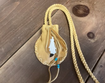 手作りの金色の鹿革製薬袋、彫刻が施された骨と羽のポーチ