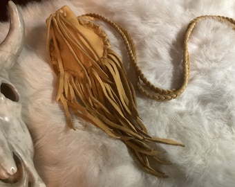 Versandfertig, Medizintasche mit langen Fransen und geflochtenem Halsband, Medizintasche aus Hirschleder mit Fransen, Halskettentasche, hergestellt in Kanada