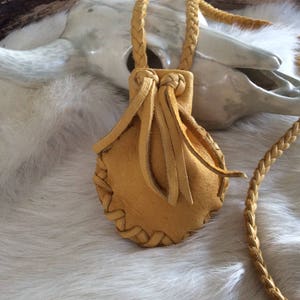 Bolsa para medicamentos de piel de ciervo dorada, bolsa para el cuello de piel de ciervo con correa trenzada larga, bolsa para medicamentos de cuero con correa trenzada, bolsa para medicamentos, fabricada en Canadá