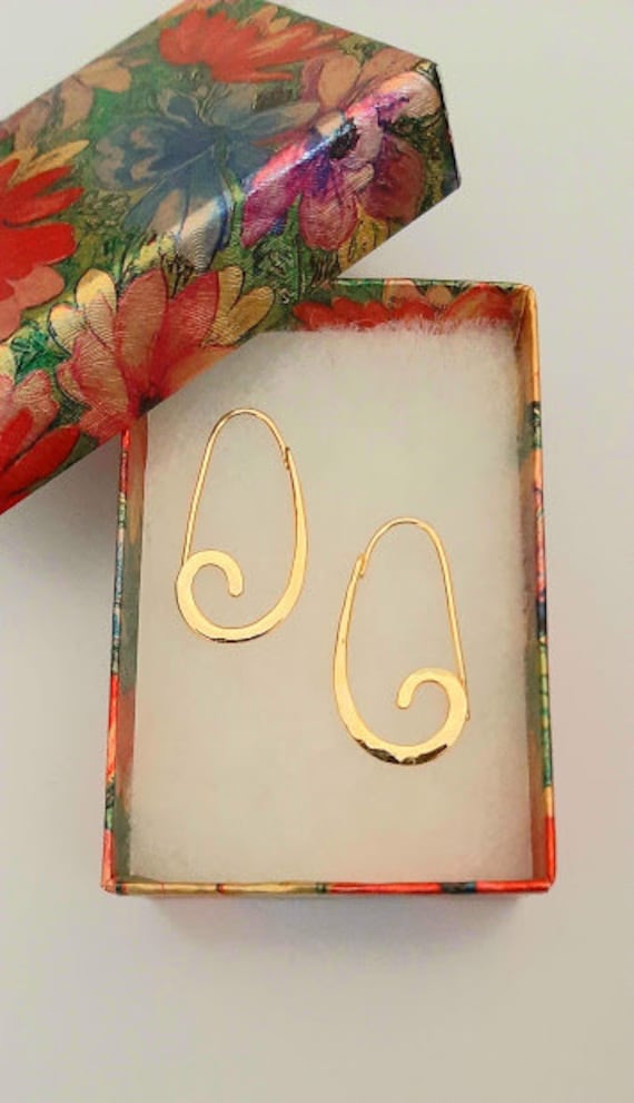 18K Solid Gold Hoop Earrings. Artisan Spiral  Loop Design. Minimalist Hammered Hoops. Medium size.