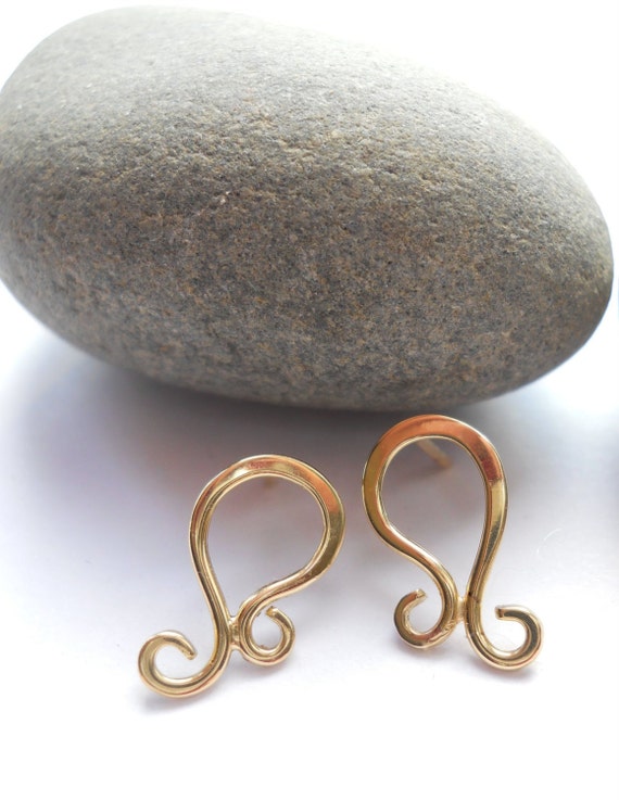 18K Solid Gold Post Earrings, "Skip Swirl", Tiny Handcrafted 18K Gold Hand Forged Design Earrings For Tiny Gold Earring Fans