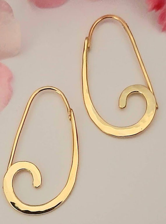 18K Solid Gold Hoop Earrings. Artisan Spiral  Loop Design. Minimalist Hammered Hoops. Medium size.