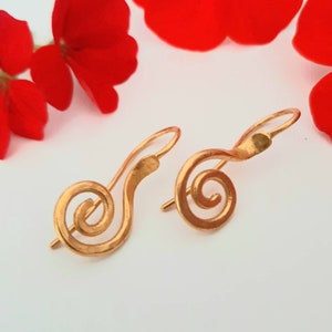 Pendientes de oro de 24 quilates. Pendientes colgantes en espiral Happy Happy de oro macizo de 24 quilates con alambres resistentes para las orejas, acabado mate natural.