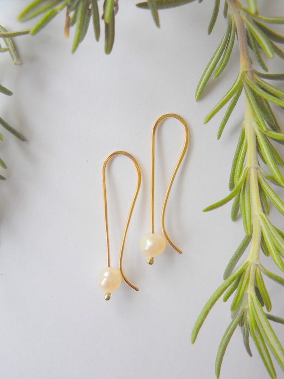 18K Gold and Pearl Dangle Earrings. Simple and Elegant Minimalist Style Solid Gold French Hook Earring with Single Fresh Water Pearl