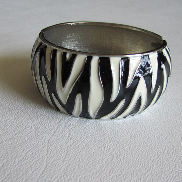 Vintage Black White Enamel Zebra Pattern Silver Tone Metal Hinged Round Bangle Fashion Jewelry Bracelet