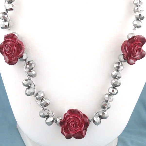 Long collier vintage fleurs roses rouges et perles argentées - 33"