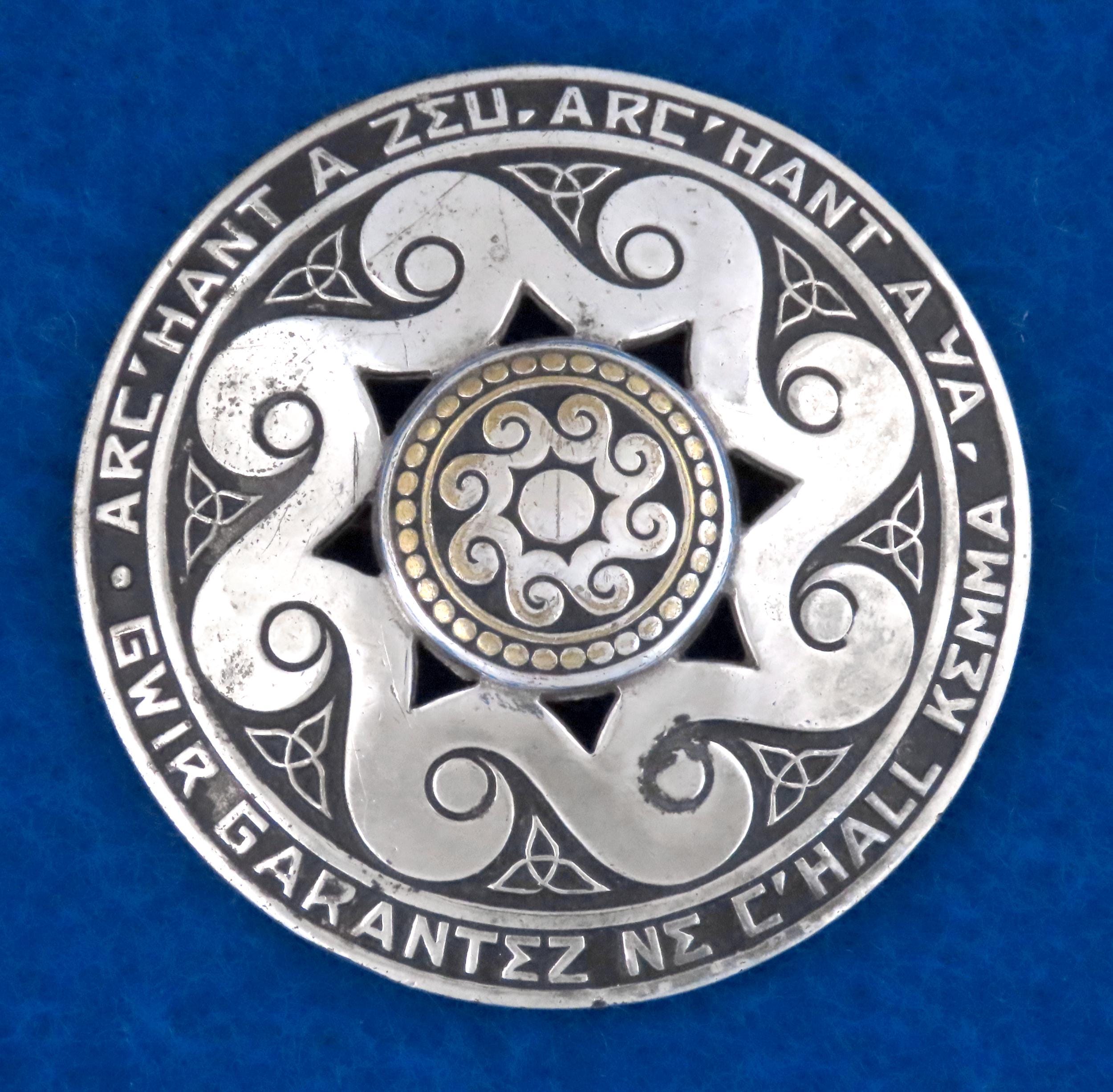 Broche Bretonne KELT En Métal Argenté - Bijou Traditionnel D'occasion En Bon état, Style Celte