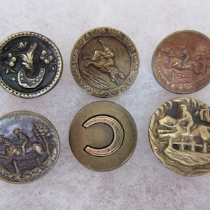 Peut inclure: Une collection de six boutons métalliques circulaires disposés sur deux rangées. Les boutons présentent des motifs en relief, notamment un fer à cheval avec des accents floraux, un cavalier sur un cheval sautant une haie et un fer à cheval.