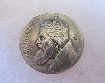 Medium antique sewing button - French - signed Louis Rault - Charlemagne - French ruler - King of Franks (verbal)