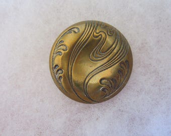Medium antique sewing button - Art Nouveau design etched in brass - dimple