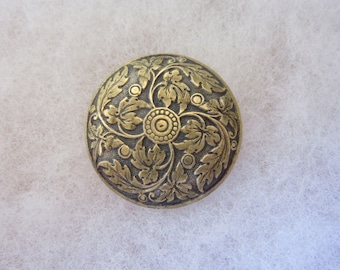 Medium antique sewing button - quatrefoil design - botanical - beautiful - William Morris look