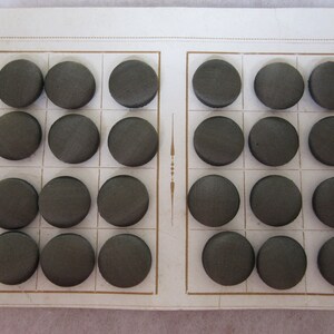 Lot de 24 petits boutons de couture de tissu antique - carte de vente originale - tige arrière de coussin - reconstitution, journal de rebut, éléments d'art