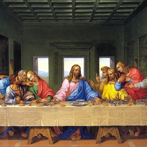 Op de afbeelding: Een schilderij dat het Laatste Avondmaal voorstelt, een beroemde scène uit de Bijbel. Jezus zit in het midden van een lange tafel met zijn discipelen. Het schilderij speelt zich af in een kamer met een groene muur en een betegeld plafond. Het schilderij is in realistische stijl en toont een verscheidenheid aan kleuren, waaronder rood, blauw, geel en groen.