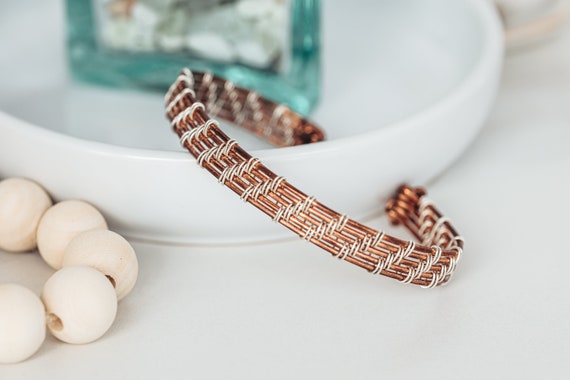 I made a bracelet by crocheting with copper wire. I used a metal hook size  2.5 mm, chain stitch. : r/crocheting