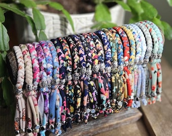Pulsera de tela floral: pulsera bohemia ajustable con borlas, hecha a mano, joyería de primavera y verano, regalo para ella.