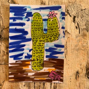 Carte d'art originale ACEO – Cactus dans le ciel bleu d'Ève de 11 ans – Dessin au marqueur de plantes succulentes fantaisiste – Mini oeuvre d'art de 2,5 x 3,5 pouces