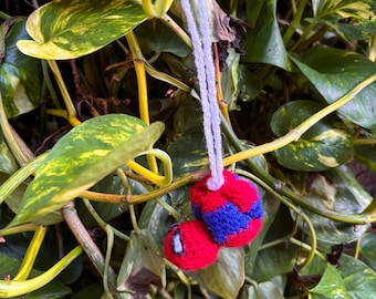Szydełkowy wieszak na samochód Spider-Man: ręcznie robiony wisiorek z superbohaterem na lusterko wsteczne