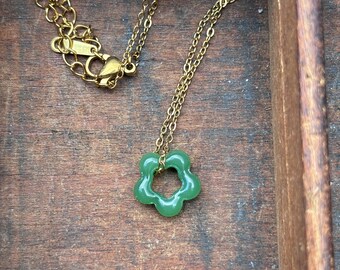 Zierliche Jade Blüten Halskette