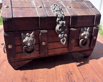 Cofre del tesoro de madera antiguo