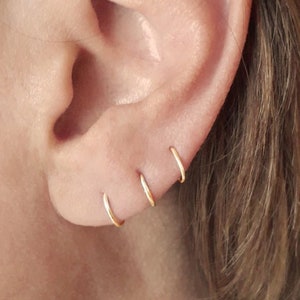 Conjunto de tres pendientes Hugger de oro, pendientes de oro, aros Huggie, pendientes de hélice, pendientes mínimos, durmientes de plata, aros de cartílago, conjunto de aros
