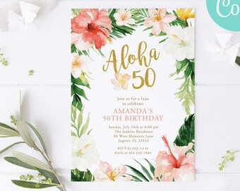 Op de afbeelding: Uitnodiging voor een Aloha 50e verjaardagsfeest met tropische bloemen en groen. De uitnodiging bevat een roze en witte hibiscusbloem, groene bladeren en de tekst "Aloha 50".