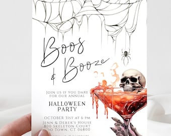 Może przedstawiać: Zaproszenie na imprezę Halloween z napisem "Boos & Booze" w eleganckiej czcionce. Projekt przedstawia kieliszek do koktajli z czaszką, pajęczynami i pająkiem. Zaproszenie zawiera datę, godzinę i miejsce.