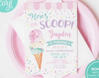 Può includere: Un invito a una festa di compleanno a forma di cono gelato rosa e bianco con il testo "Here's the Scoop! Jayden is turning 6. Join us for a sweet celebration! Saturday, June 21, 12:00-3:00 PM. Jayden's House, 123 Sprinkles Ct, Norwalk, CT. RSVP to Joanne at 285-815-8885".