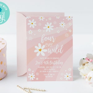 Op de afbeelding: Roze en witte verjaardagsuitnodiging met een madeliefjespatroon en de tekst "four ever wild" en "Zoe's 4th Birthday".