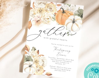 Könnte beinhalten: Einladung zum Thanksgiving-Dinner mit floralen und Kürbis-Illustrationen. Die Einladung enthält die Worte "gather with grateful hearts" in eleganter Schrift. Details: Datum, Uhrzeit, Ort und RSVP-Informationen.