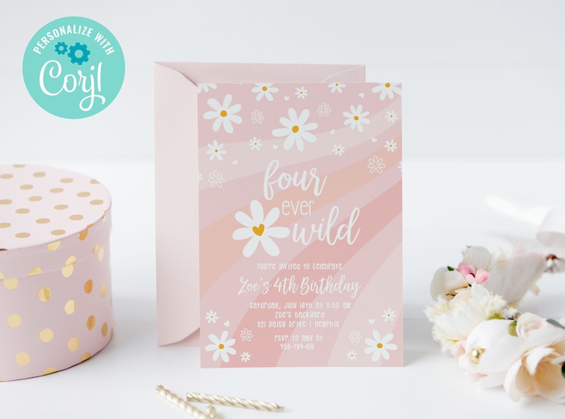 Op de afbeelding: Roze en witte verjaardagsuitnodiging met een madeliefjespatroon en de tekst "four ever wild" en "Zoe's 4th Birthday".