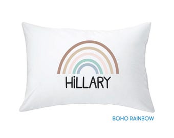 Nom personnalisé taie d'oreiller pour tout-petit, oreiller de garderie pour la rentrée scolaire, taie d'oreiller - BOHO RAINBOW